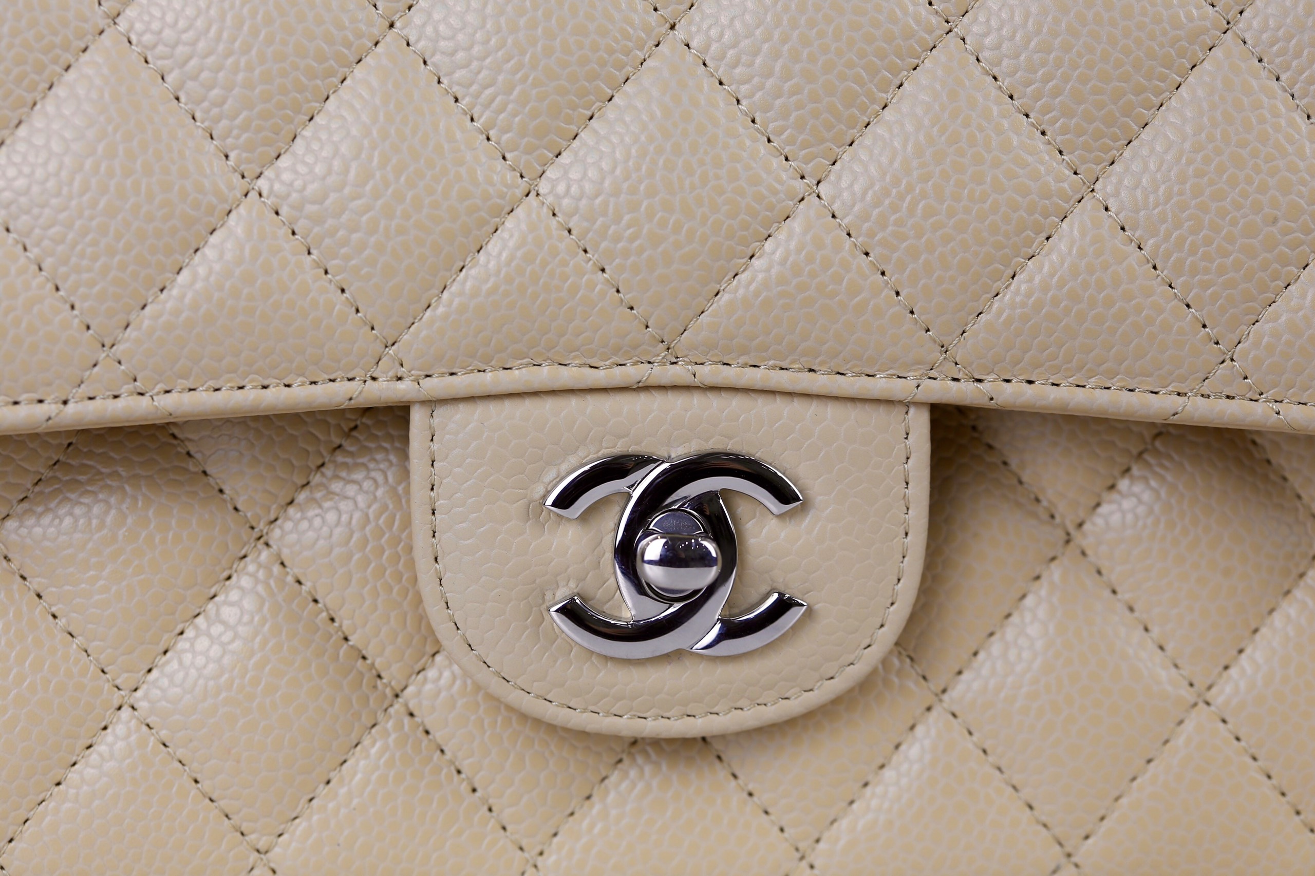 Chanel Medium 20B Green Classic Flap  Classic flap Chanel White caviar